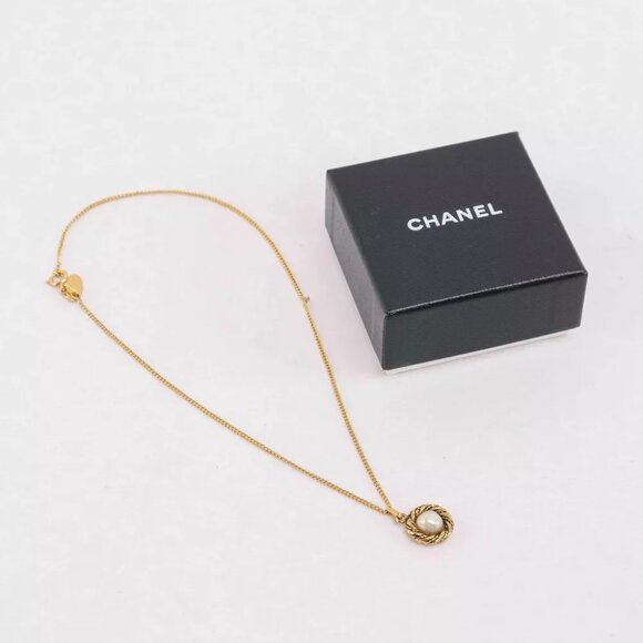 Authentic CHANEL Faux Pearl Pendant Necklace - Picture 4 of 13
